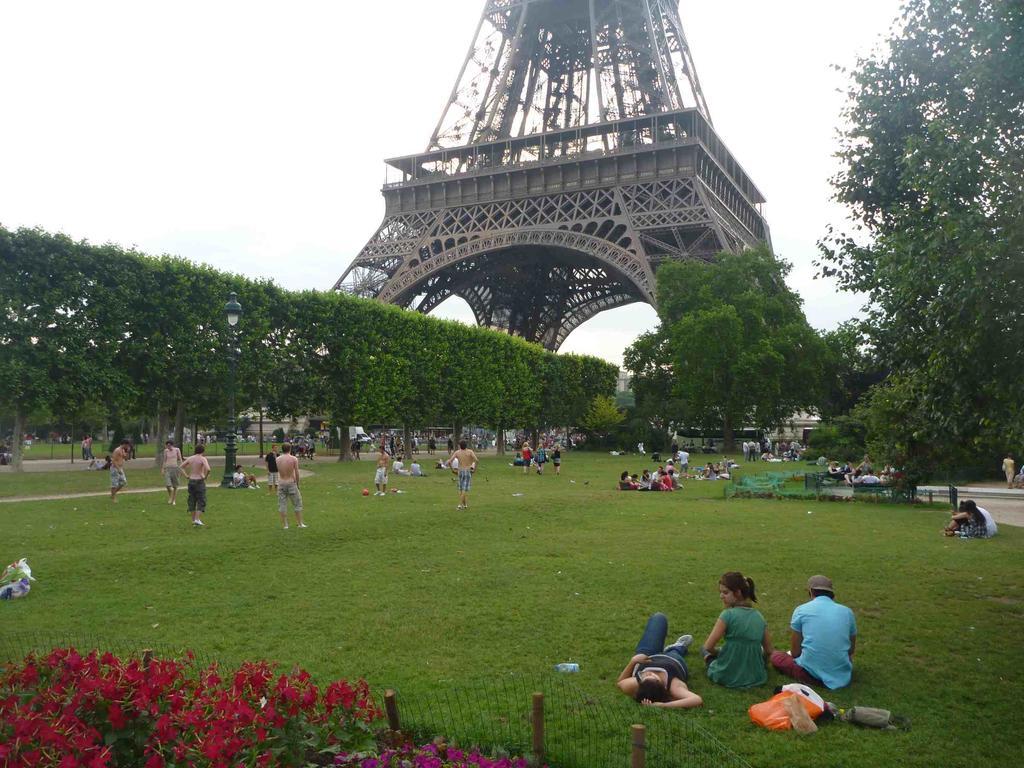 Eiffel Tower Champs De Mars Daire Paris Dış mekan fotoğraf